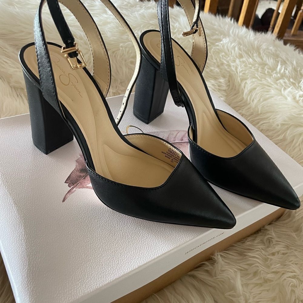 Black closed toe heels - Picture 7 of 7